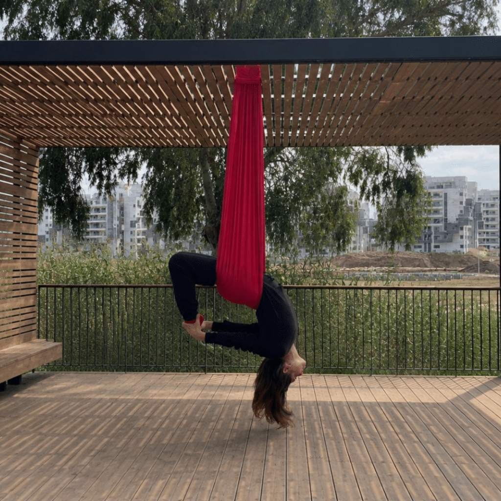 המורה דליה, תלויה הפוך מערסל אדום שתלוי בפרגולה בירקון