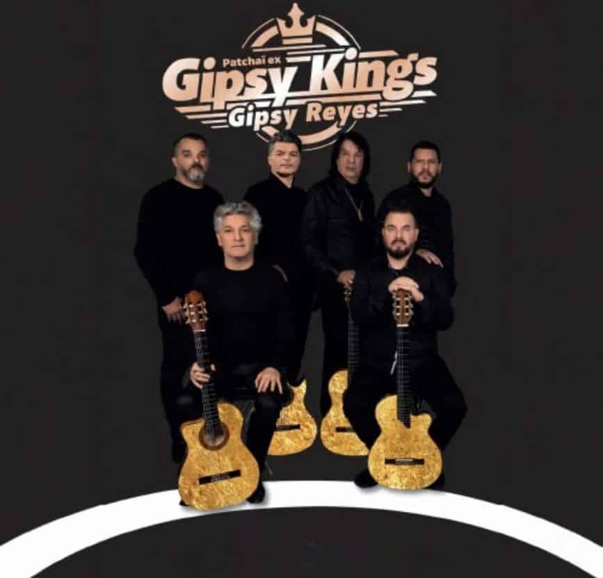 חברי הגיפסי קינגס מצולמים לסושים בשחור עם גיטרות מוזהבות