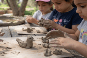 ילדים יוצרים דמות ציפור בחימר