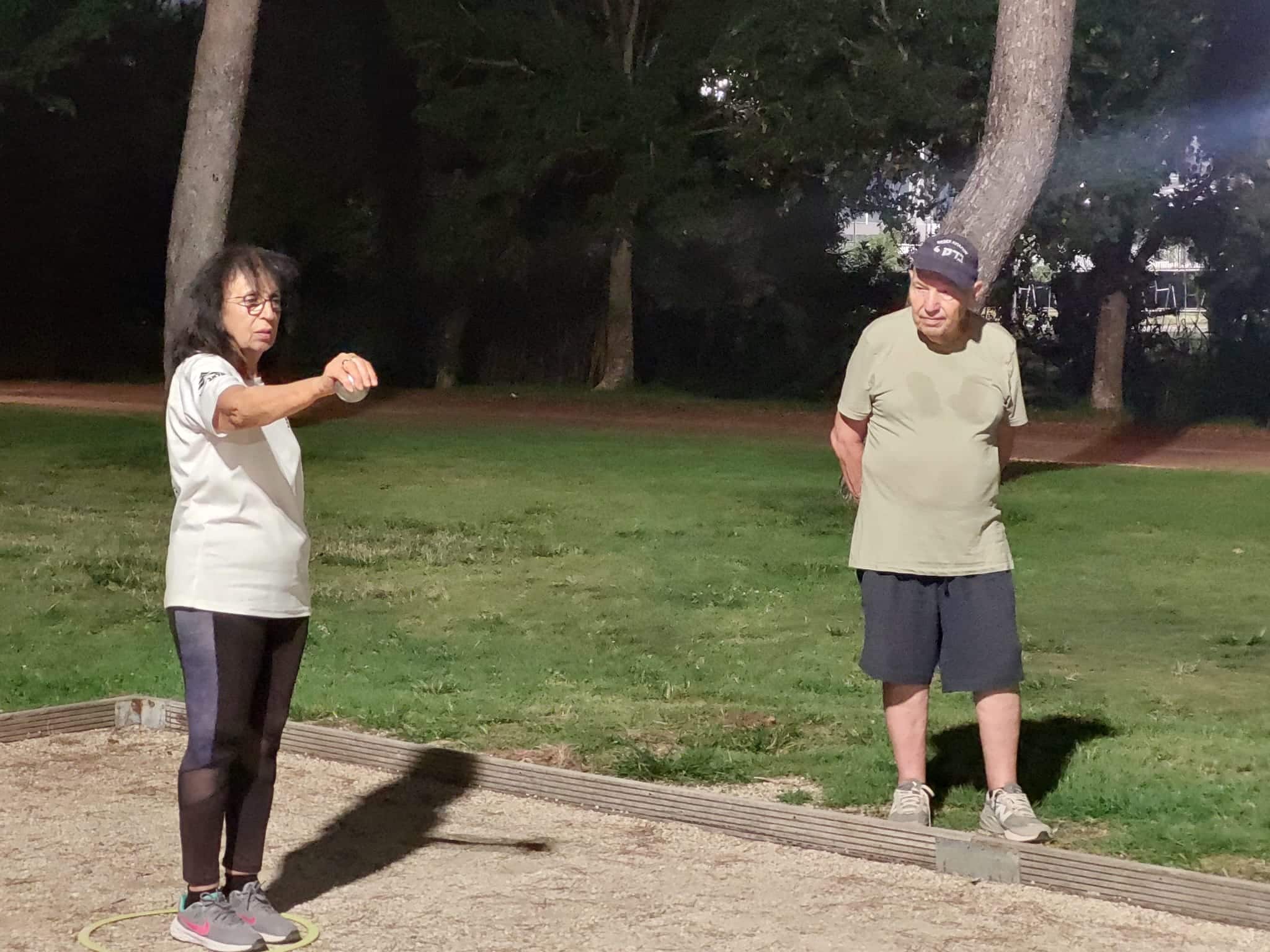 שחקן ושחקנית במגרש פטאנק